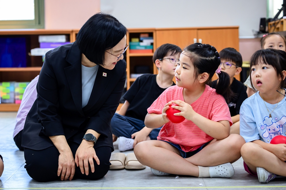 한성숙 국무총리가 방학 중 초등돌봄·교육현장 점검을 위해 8월 7일 서울 영등포구 영문초등학교를 방문해 팝업북 만들기 수업 참관 및 현장 간담회를 주재하고 있다.