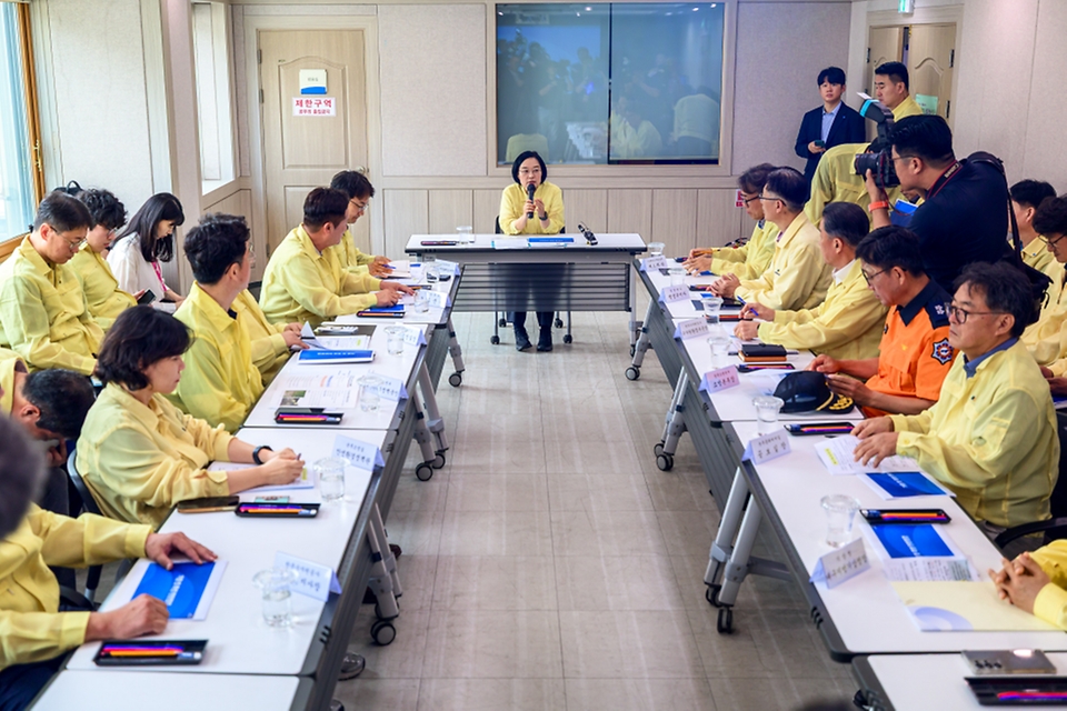 한성숙 국무총리가 계속되는 가뭄 및 폭염 관련 현장 점검을 위해 8월 8일 경상북도 청도군 운문면 운문댐을 방문, 금한승 기후에너지환경부 차관 등과 시설물을 둘러보고 있다.