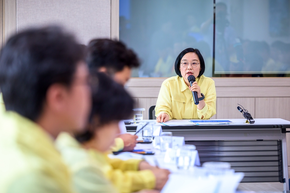 한성숙 국무총리가 계속되는 가뭄 및 폭염 관련 현장 점검을 위해 8월 8일 경상북도 청도군 운문면 운문댐을 방문, 금한승 기후에너지환경부 차관 등과 시설물을 둘러보고 있다.