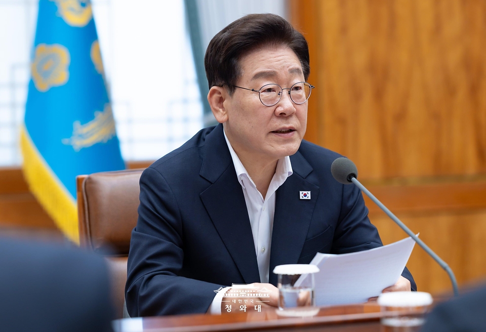이재명 대통령이 8월 10일 청와대에서 열린 메가프로젝트 민관합동 제2차 점검회의에서 발언하고 있다.