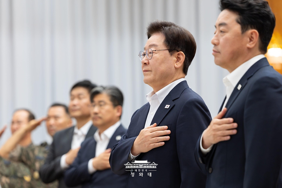 이재명 대통령이 8월 10일 청와대에서 열린 메가프로젝트 민관합동 제2차 점검회의에서 국민의례를 하고 있다.