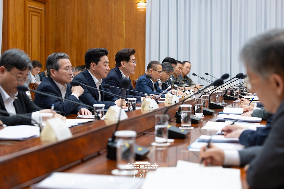 이재명 대통령이 8월 10일 청와대에서 메가프로젝트 민관합동 제2차 점검회의를 주재하고 있다.