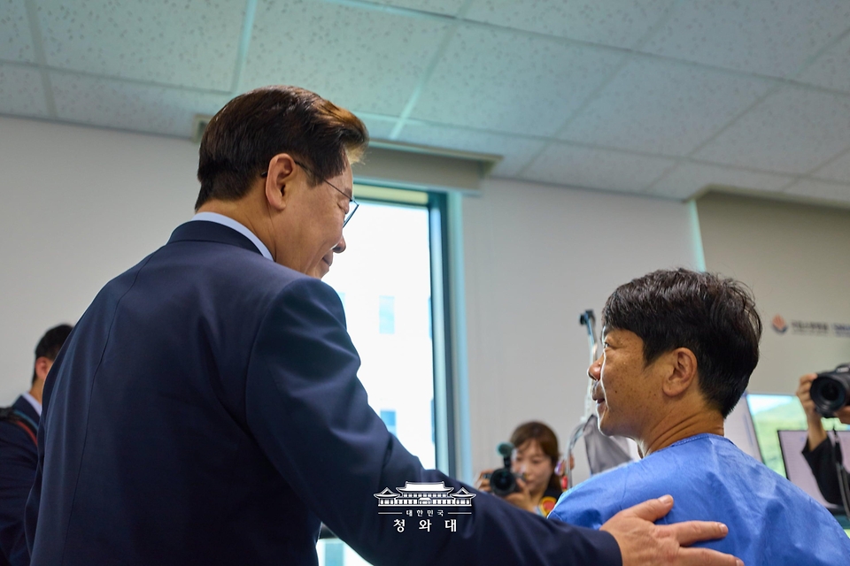 이재명 대통령이 8월 11일 충북 음성 국립소방병원에서 재활 치료 중인 환자를 격려하고 있다.