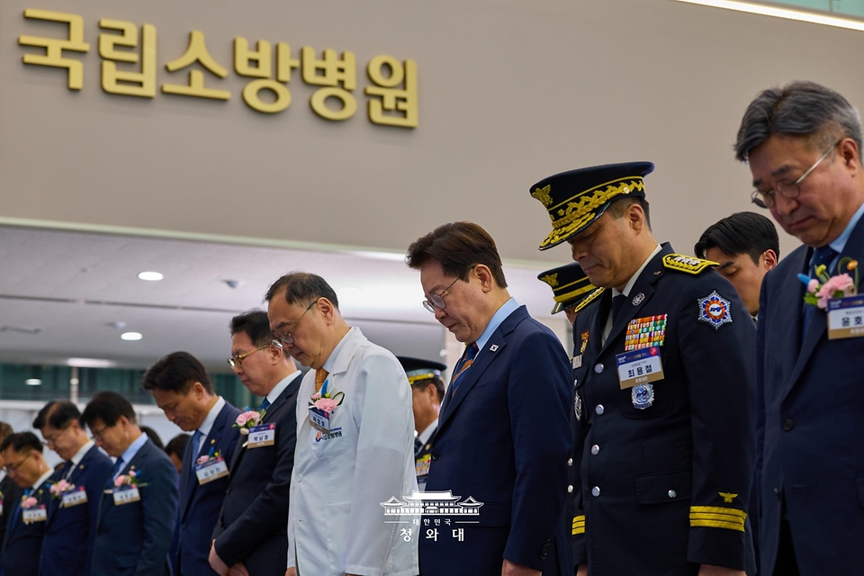 이재명 대통령이 8월 11일 충북 음성 국립소방병원 개원식에서 묵념하고 있다.