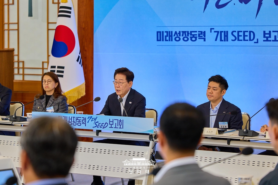 이재명 대통령이 8월 12일 청와대에서 열린 미래성장동력 '7대 SEED' 보고회에서 발언하고 있다.