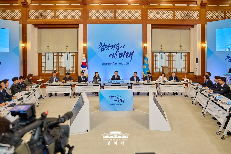 이재명 대통령이 8월 12일 청와대에서 열린 미래성장동력 '7대 SEED' 보고회에서 발언하고 있다.