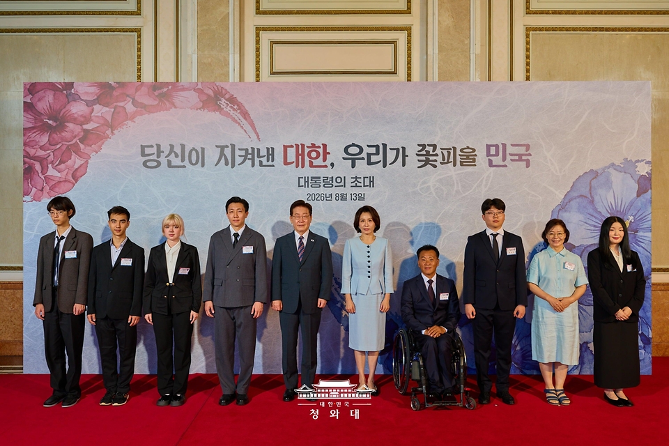 이재명 대통령과 김혜경 여사가 8월 13일 청와대 영빈관에서 열린 국가유공자 및 보훈 가족 초청 오찬에서 참석자들과 기념 촬영을 하고 있다.