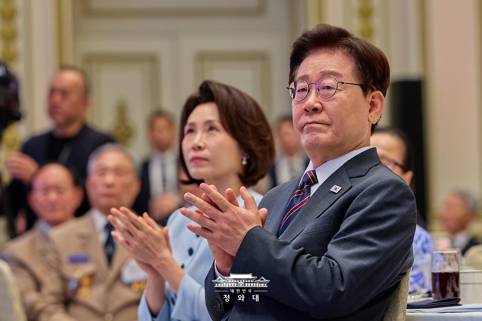 이재명 대통령과 김혜경 여사가 8월 13일 청와대 영빈관에서 열린 국가유공자 및 보훈 가족 초청 오찬에서 감사영상을 시청 후 박수치고 있다.