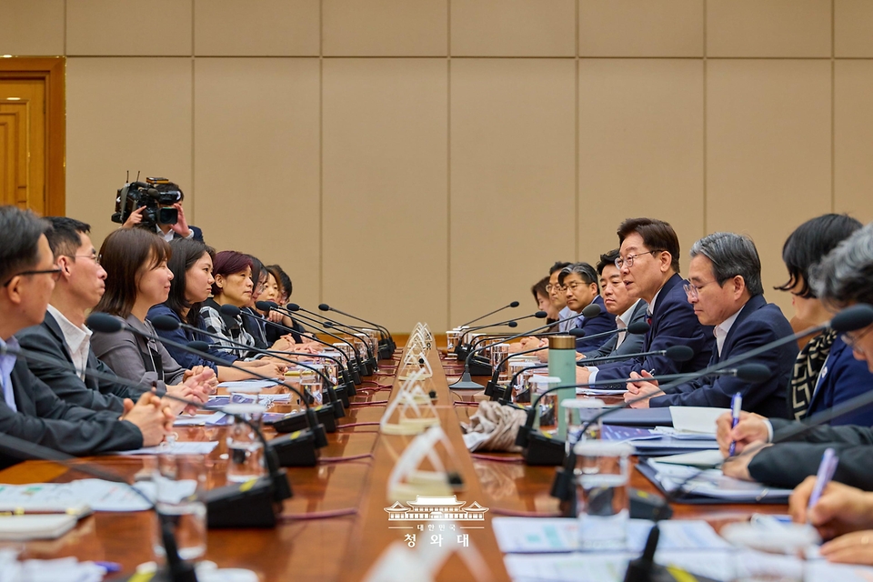 이재명 대통령이 8월 14일 청와대에서 청년정책 전문가 간담회를 주재하고 있다.