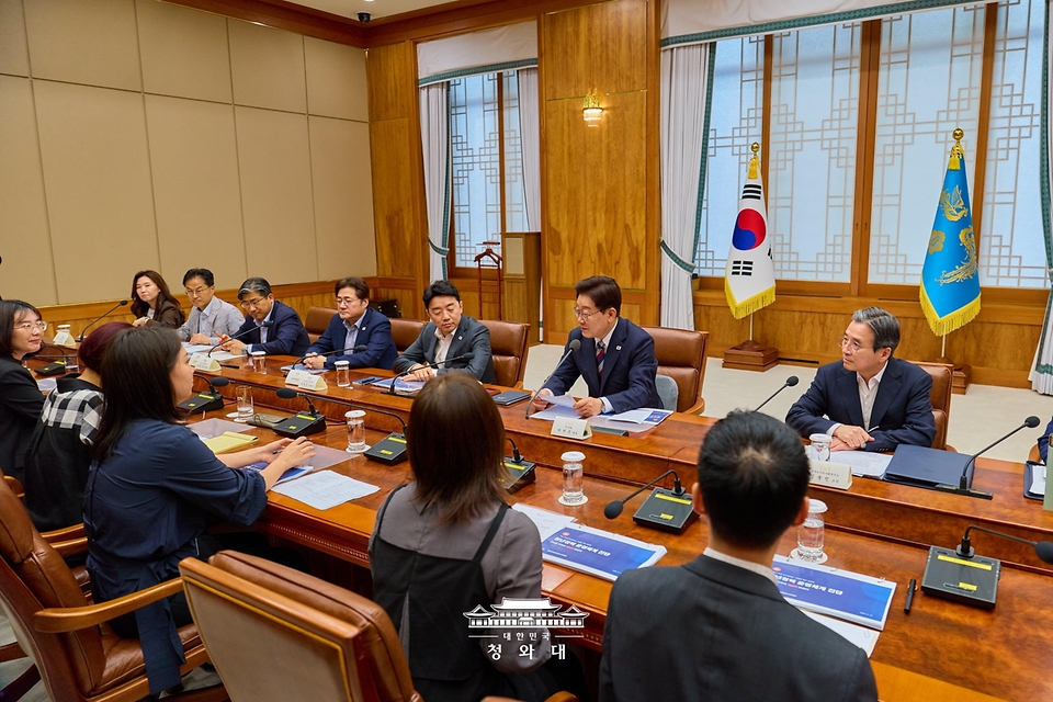 이재명 대통령이 8월 14일 청와대에서 청년정책 전문가 간담회를 주재하고 있다.