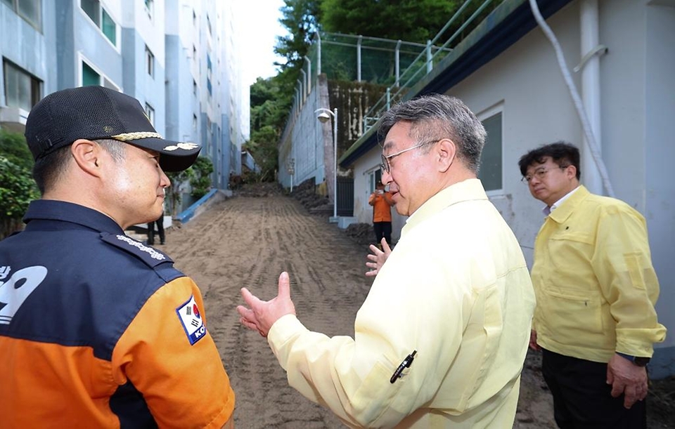 윤호중 행정안전부 장관이 8월 18일 경남 거제시 옥포동 호우피해 아파트를 찾아 집중호우로 인한 공동주택 배면 토사 유출 피해현장을 점검하고 있다.