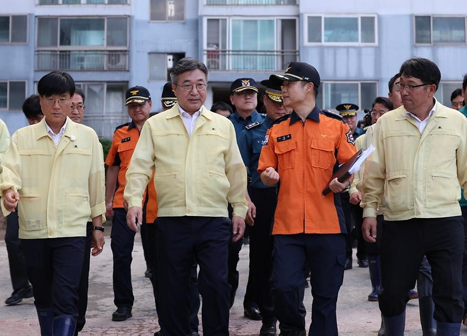 윤호중 행정안전부 장관이 8월 18일 경남 거제시 옥포동 호우피해 아파트를 찾아 집중호우로 인한 공동주택 배면 토사 유출 피해현장을 점검하고 있다.