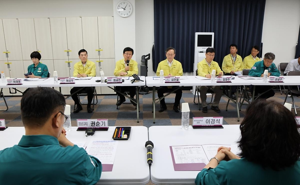 최교진 교육부 장관이 8월 20일 집중호우 피해 현장을 점검하기 위해 경남 거제시 외포초등학교와 장평초등학교를 방문하고 있다.