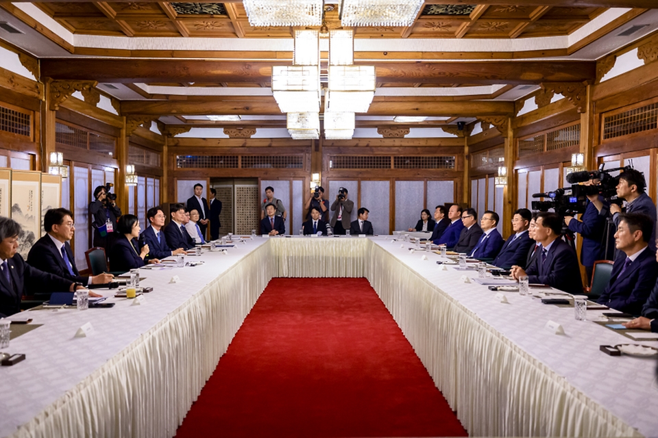 한성숙 국무총리가 8월 21일 서울 종로구 삼청동 국무총리 서울공관에서 주택공급 관련 서울 구청장 간담회를 주재하고 있다.