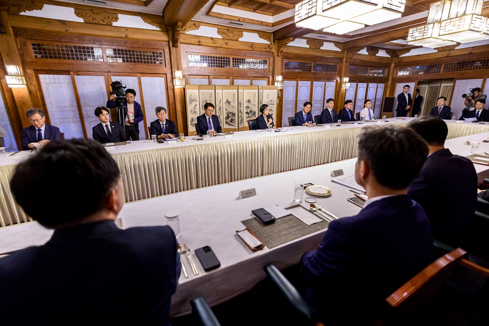 한성숙 국무총리가 8월 21일 서울 종로구 삼청동 국무총리 서울공관에서 주택공급 관련 서울 구청장 간담회를 주재하고 있다.