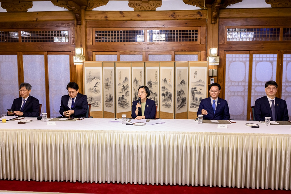 한성숙 국무총리가 8월 21일 서울 종로구 삼청동 국무총리 서울공관에서 주택공급 관련 서울 구청장 간담회를 주재하고 있다.