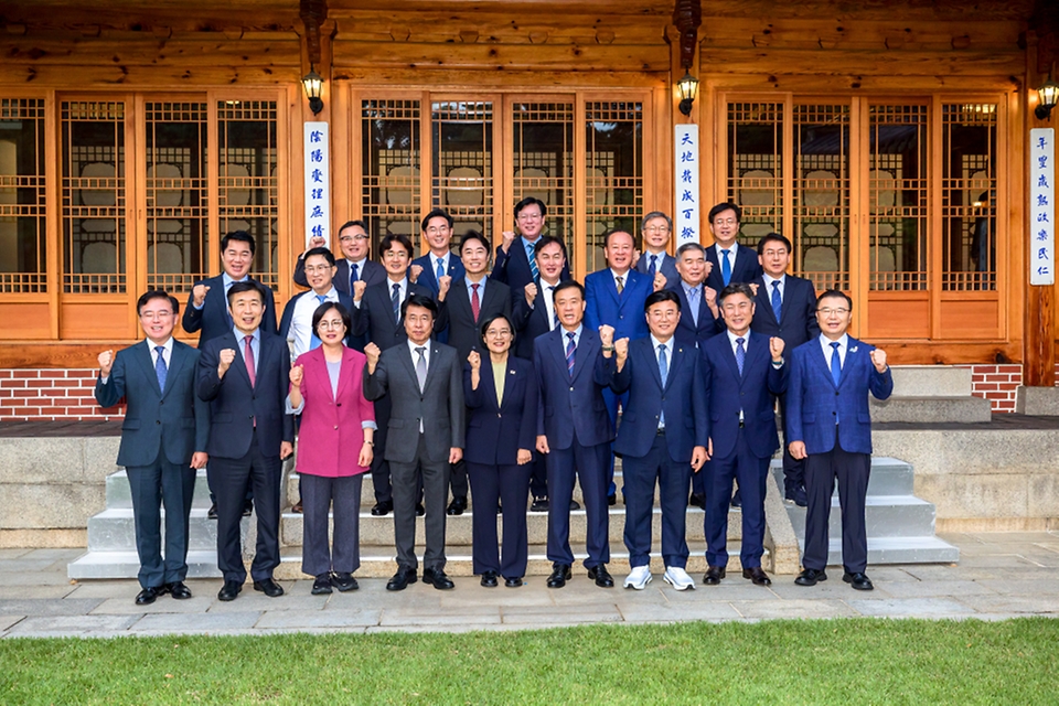 한성숙 국무총리가 8월 21일 서울 종로구 삼청동 국무총리 서울공관에서 주택공급 관련 서울 구청장 간담회를 주재하고 있다.