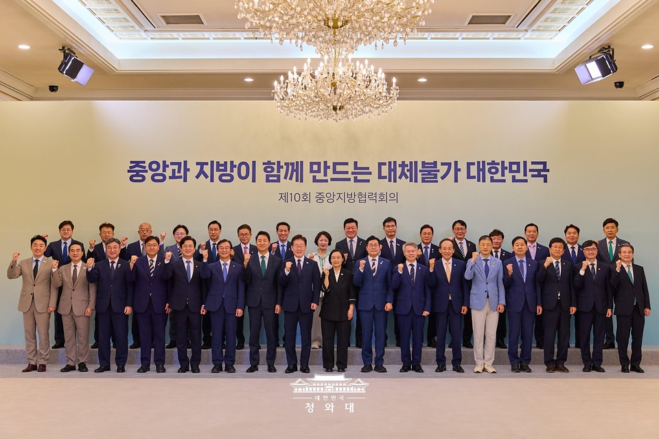 이재명 대통령이 8월 26일 청와대에서 열린 제10회 중앙지방협력회의에서 참석자들과 기념촬영을 하고 있다.