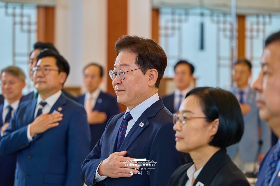 이재명 대통령이 8월 26일 청와대에서 열린 제10회 중앙지방협력회의에서 국민의례를 하고 있다.
