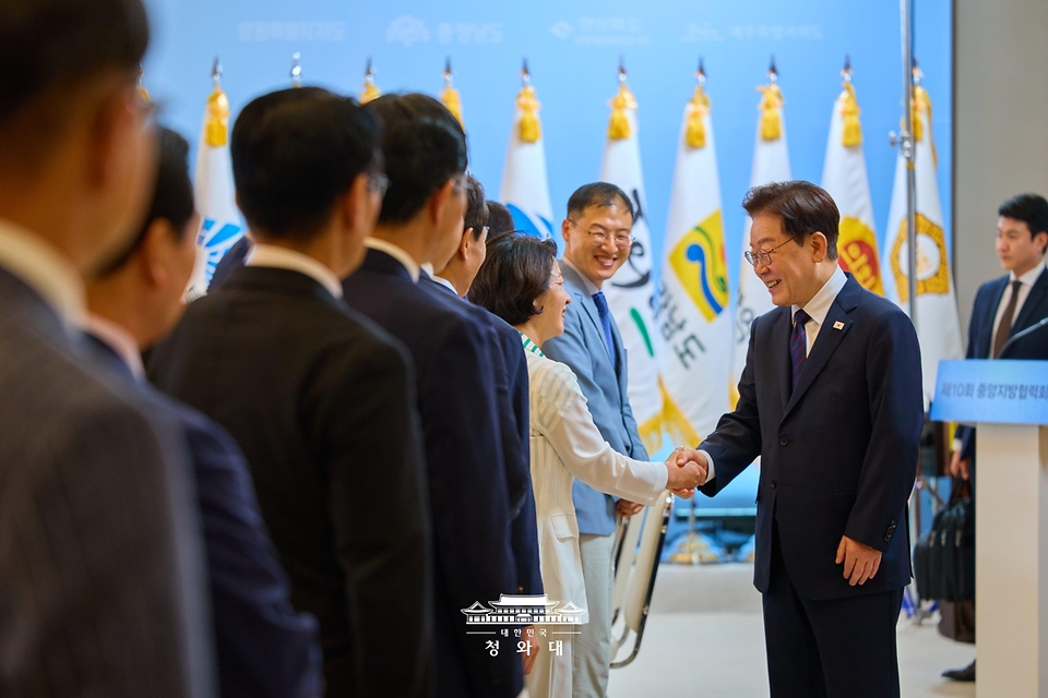 이재명 대통령이 8월 26일 청와대에서 열린 제10회 중앙지방협력회의에서 추미애 경기도지사와 인사하고 있다.