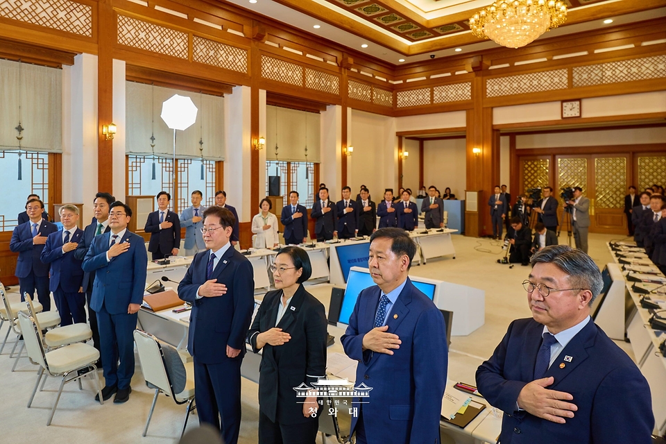 이재명 대통령이 8월 26일 청와대에서 열린 제10회 중앙지방협력회의에서 국민의례를 하고 있다.
