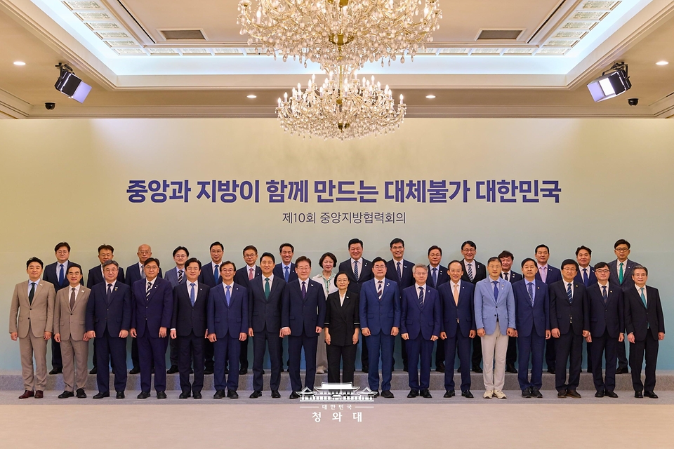 이재명 대통령이 8월 26일 청와대에서 열린 제10회 중앙지방협력회의에서 참석자들과 기념촬영을 하고 있다.