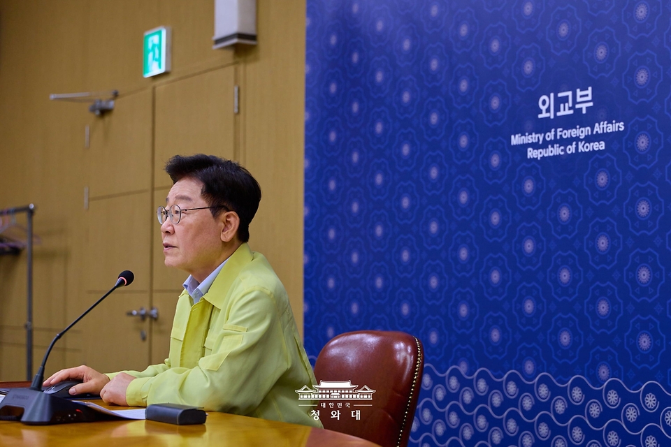 이재명 대통령이 8월 27일 서울 외교부 청사에서 열린 네팔 홍수 피해 대응 긴급회의에서 발언하고 있다.