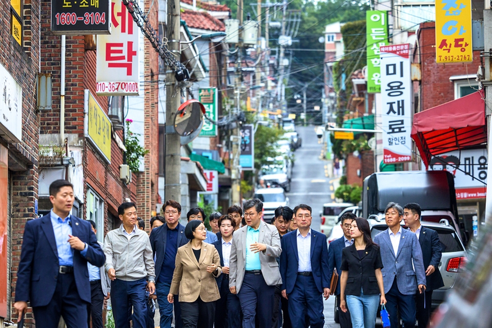 한성숙 국무총리가 8월 29일 서울 민간재개발 사업 현장인 성북구 장위동 장위14 재개발 현장을 시찰하고 있다.