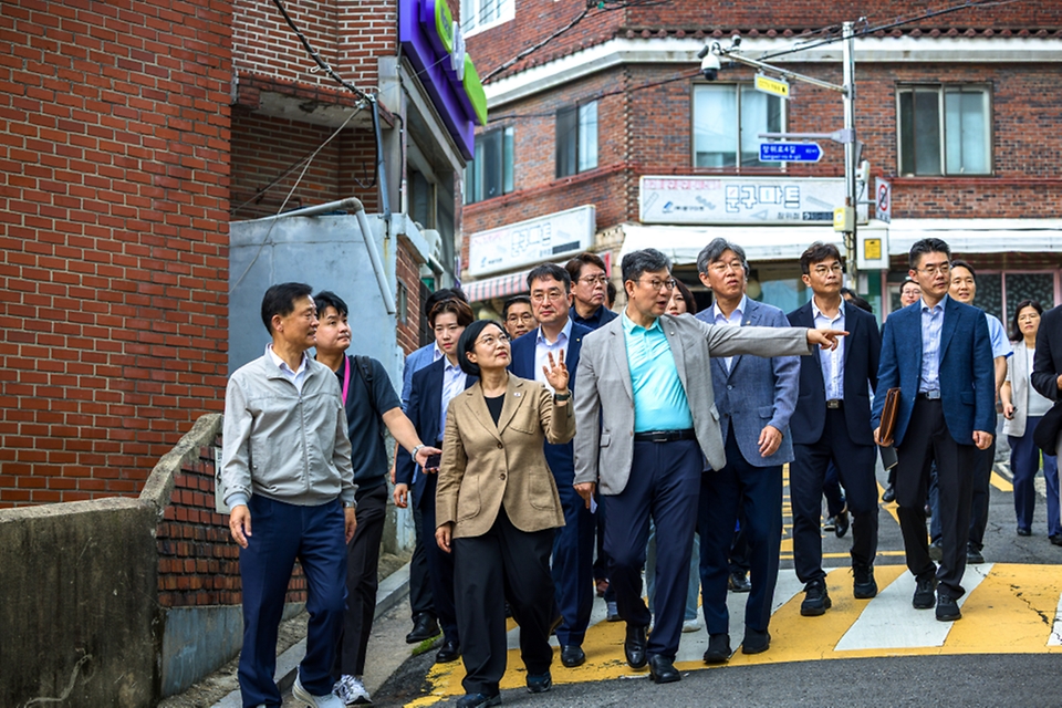 한성숙 국무총리가 8월 29일 서울 민간재개발 사업 현장인 성북구 장위동 장위14 재개발 현장을 시찰하고 있다.