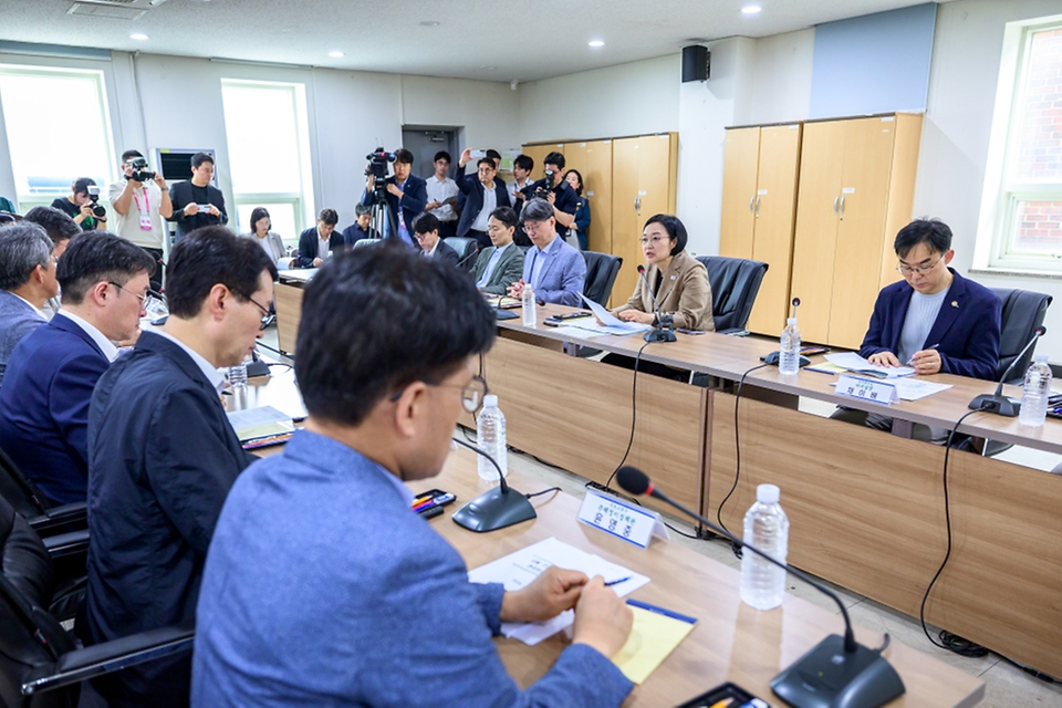 한성숙 국무총리가 8월 29일 서울 민간재개발 사업 현장인 성북구 장위동 장위14 재개발 현장을 시찰하고 있다.