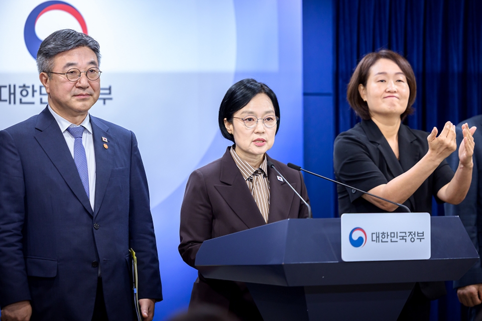 한성숙 국무총리가 9월 3일 서울 종로구 정부서울청사에서 열린 행정·공공기관 이전 및 공공기관 기능 개혁 관련 기자회견을 하고 있다.