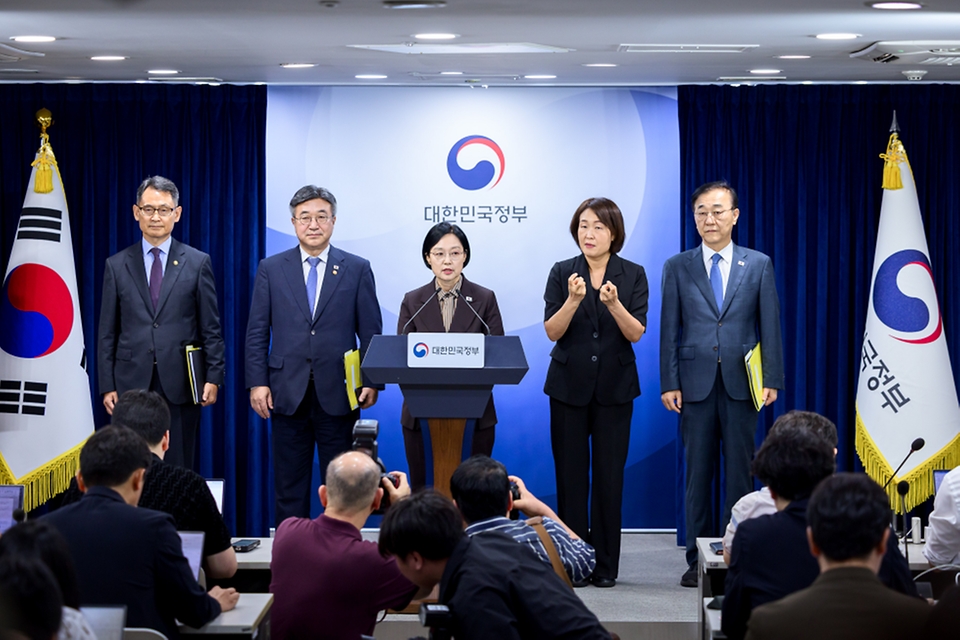 한성숙 국무총리가 9월 3일 서울 종로구 정부서울청사에서 열린 행정·공공기관 이전 및 공공기관 기능 개혁 관련 기자회견을 하고 있다.