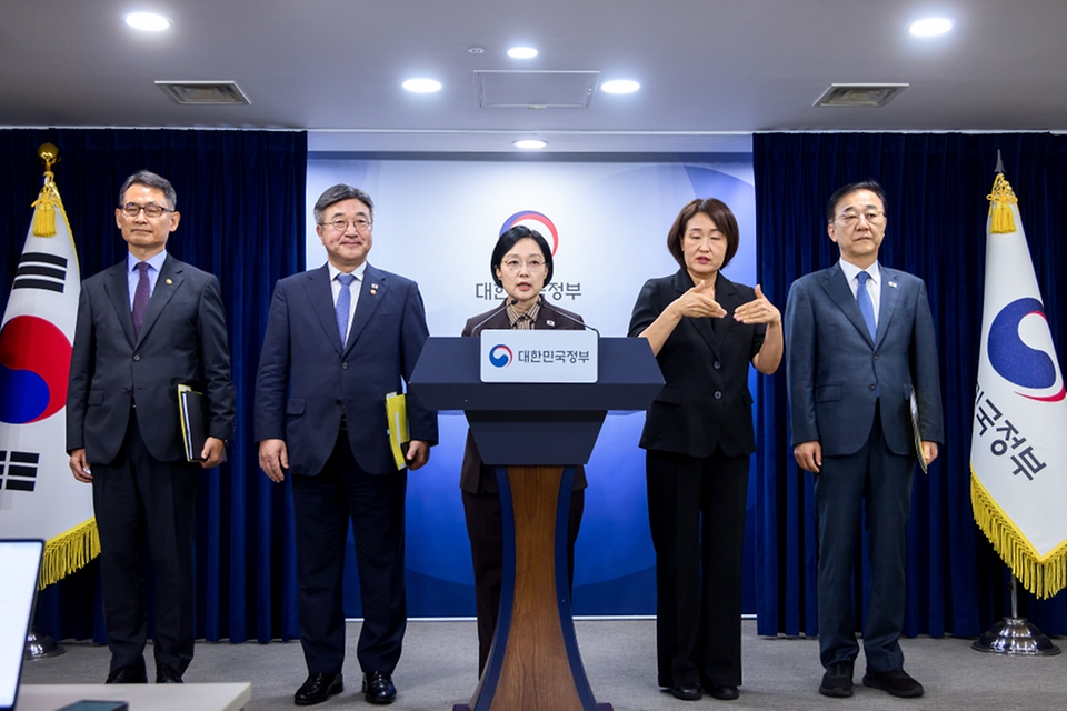 한성숙 국무총리가 9월 3일 서울 종로구 정부서울청사에서 열린 행정·공공기관 이전 및 공공기관 기능 개혁 관련 기자회견을 하고 있다.