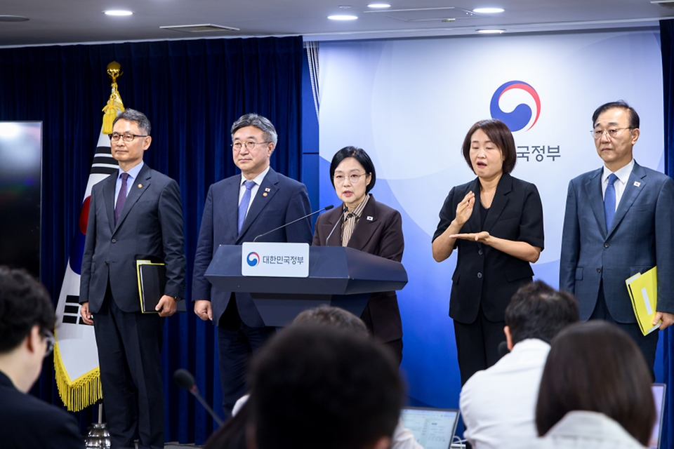 한성숙 국무총리가 9월 3일 서울 종로구 정부서울청사에서 열린 행정·공공기관 이전 및 공공기관 기능 개혁 관련 기자회견을 하고 있다.