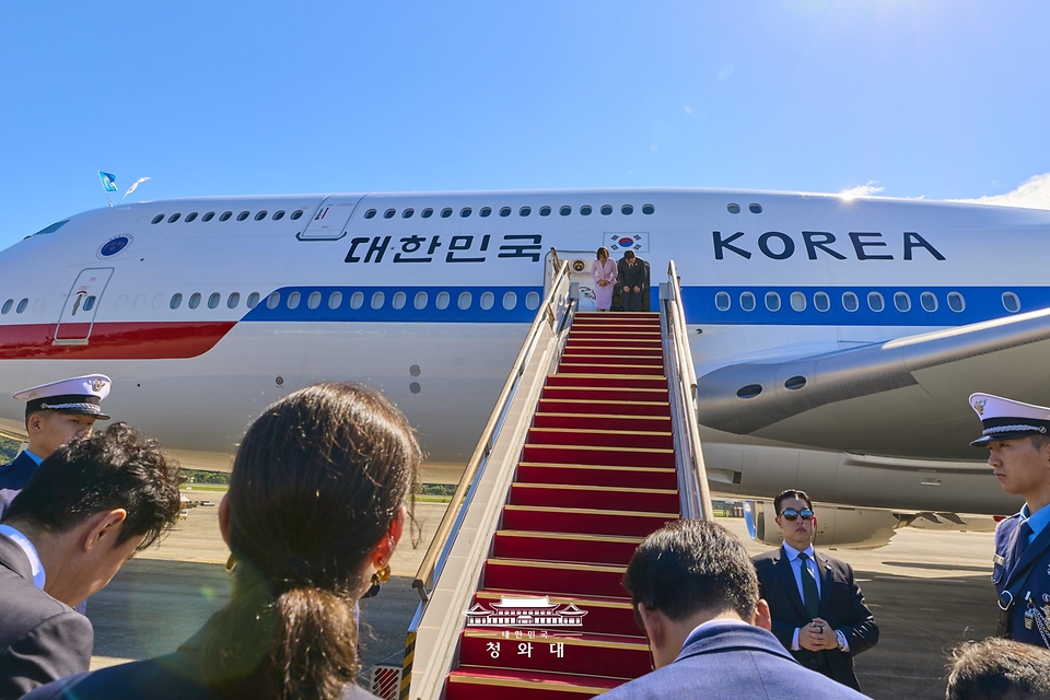 프랑스를 국빈 방문하는 이재명 대통령과 김혜경 여사가 9월 6일 성남 서울공항 공군 1호기에서 환송객들을 향해 인사하고 있다.