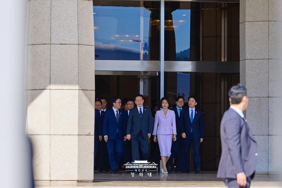 프랑스를 국빈방문 하는 이재명 대통령과 김혜경 여사가 9월 6일 성남 서울공항에서 공군 1호기로 이동하고 있다.