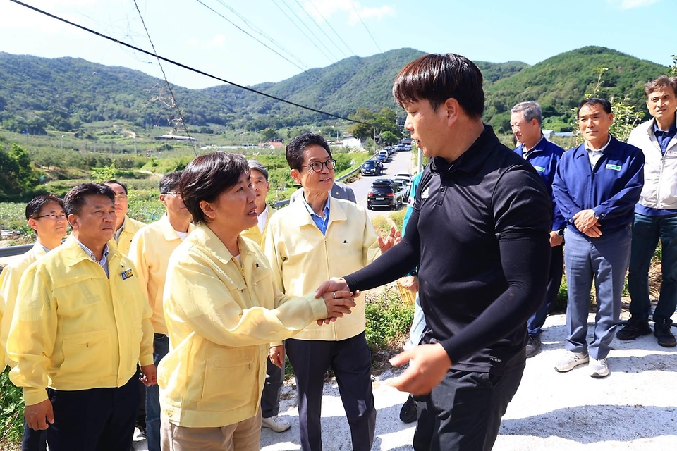 송미령 농림축산식품부 장관이 9월 6일 경북 안동의 우박 피해를 본 사과 농가를 찾아 위로하며 피해 복구·지원 및 생육 상황을 점검하고 있다.