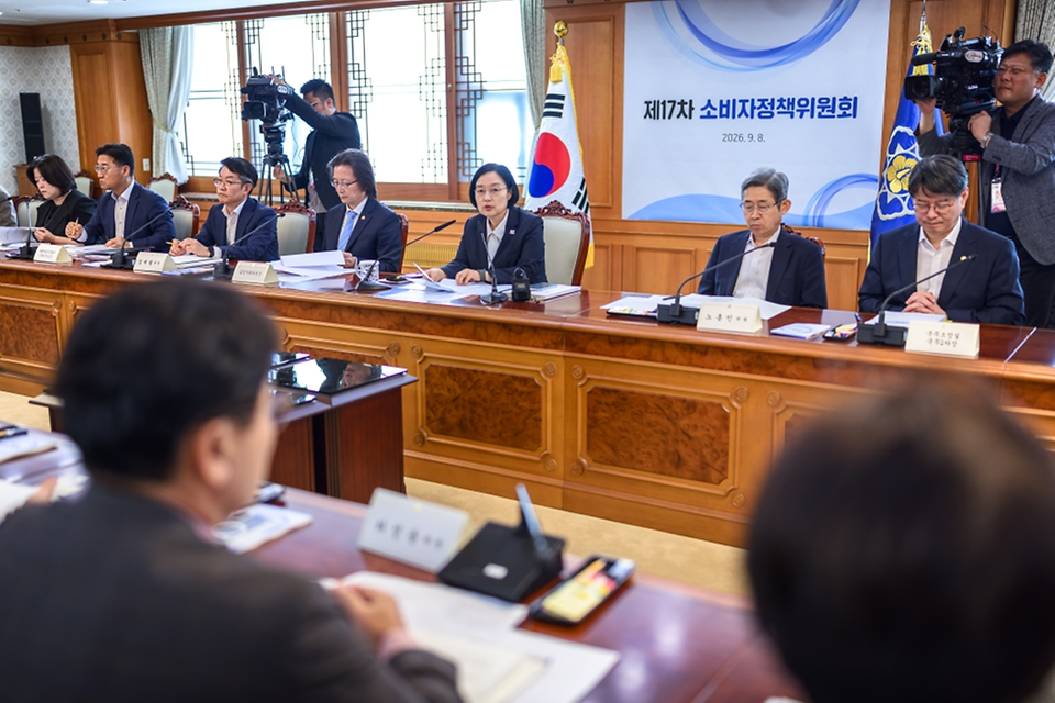 한성숙 국무총리가 9월 8일 서울 종로구 정부서울청사에서 소비자정책위원회 제17차 회의를 주재하고 있다.