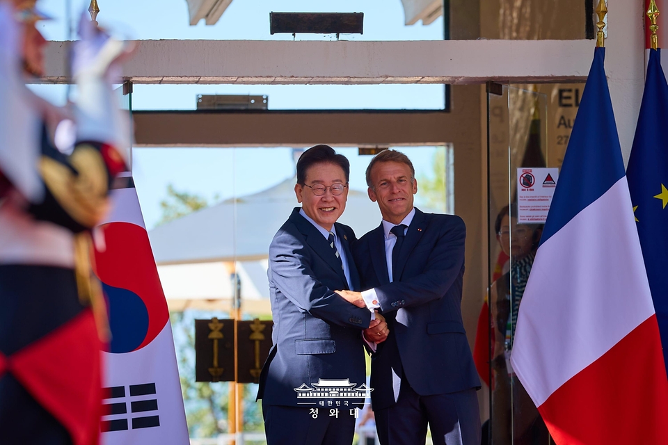 이재명 대통령과 에마뉘엘 마크롱 프랑스 대통령이 9월 7일(현지 시간) 국제 영화·영상 정상회의 '뤼미에르 서밋'이 열리는 생폴드방스 마그 재단에서 악수를 하고 있다.
