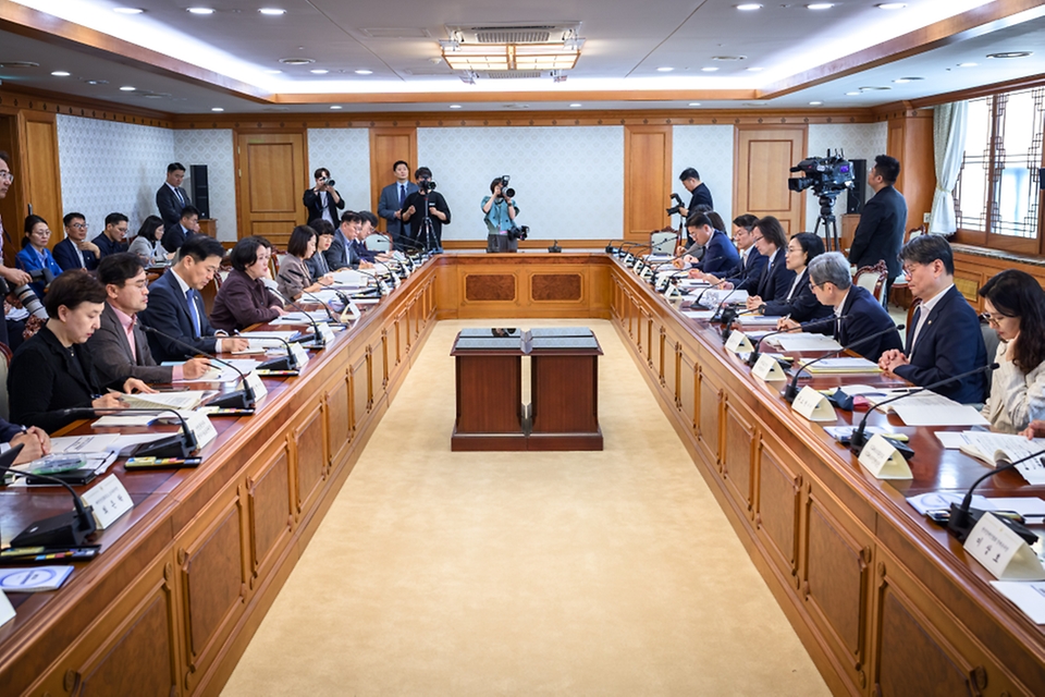 한성숙 국무총리가 9월 8일 서울 종로구 정부서울청사에서 소비자정책위원회 제17차 회의를 주재하고 있다.