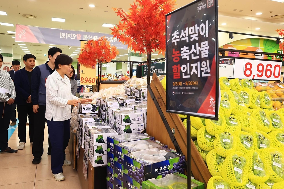 송미령 농림축산식품부 장관이 9월 12일 경기도 안성시 소재 과수 거점 산지유통센터(APC)와 롯데마트를 방문해 추석 성수품 공급·유통 현장을 점검하고 현장 관계자를 격려하고 있다.