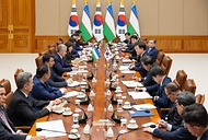 한·우즈베키스탄 정상회담 확대 회담 사진 5