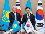 한·카자흐스탄 정상회담 확대 회담 사진 1