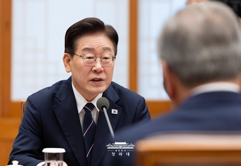 이재명 대통령이 9월 14일 청와대에서 열린 샤브카트 미르지요예프 우즈베키스탄 대통령과의 확대 정상회담에서 발언하고 있다.