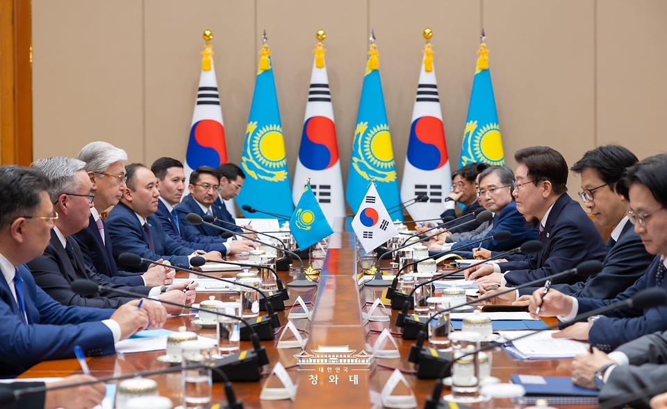 이재명 대통령과 카심-조마르트 토카예프 카자흐스탄 대통령이 9월 15일 청와대에서 확대 정상회담을 하고 있다.