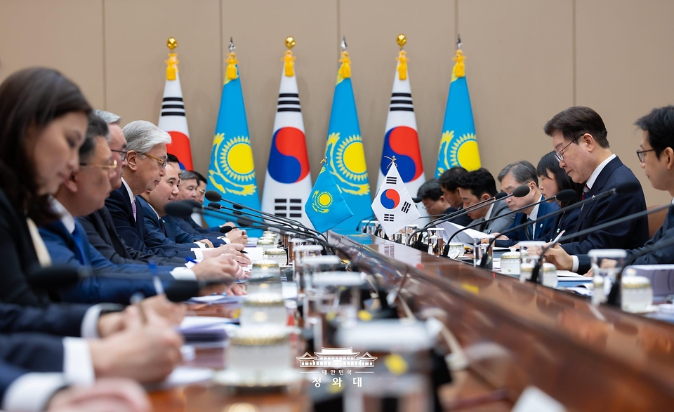 이재명 대통령과 카심-조마르트 토카예프 카자흐스탄 대통령이 9월 15일 청와대에서 확대 정상회담을 하고 있다.