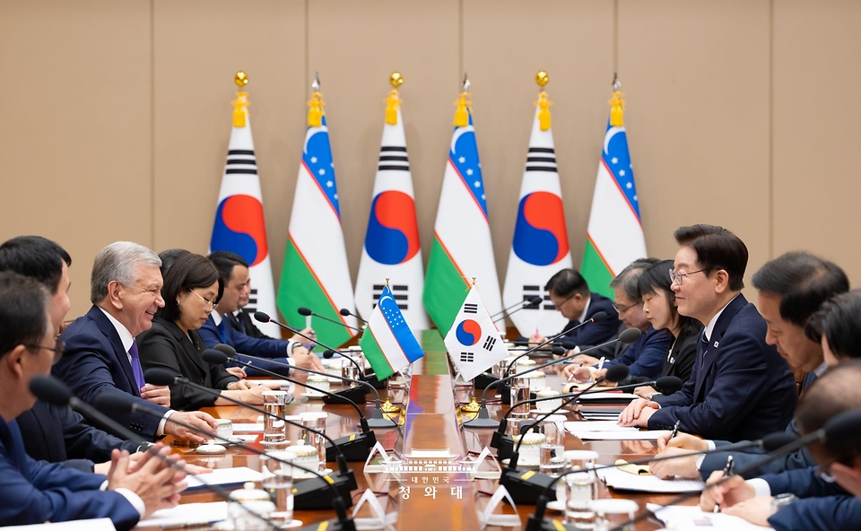이재명 대통령과 샤브카트 미르지요예프 우즈베키스탄 대통령이 9월 14일 청와대에서 확대 정상회담을 하고 있다.