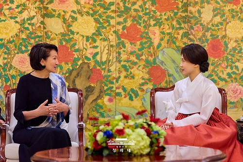 김혜경 여사, 키르기스스탄 대통령 부인과의 환담