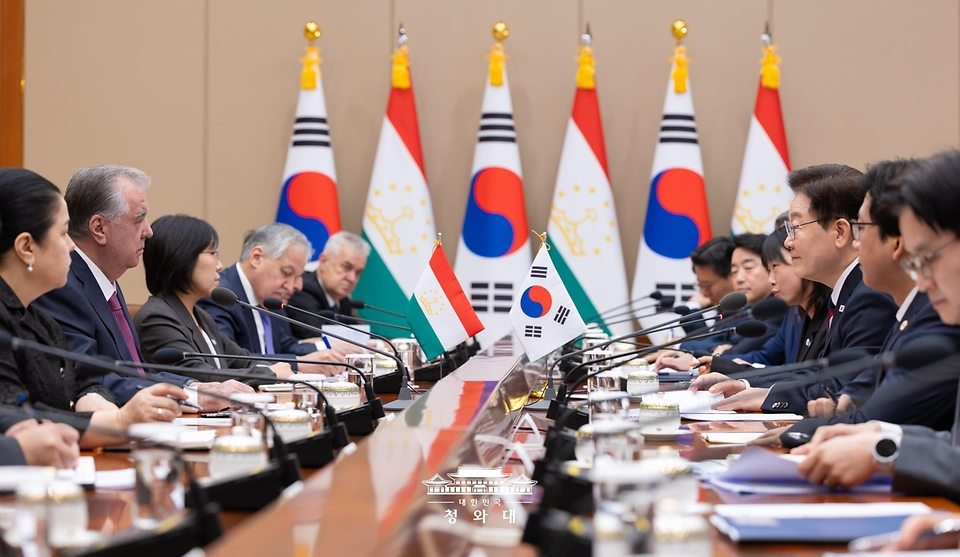 이재명 대통령과 에모말리 라흐몬 타지키스탄 대통령이 9월 16일 청와대에서 정상회담을 하고 있다.