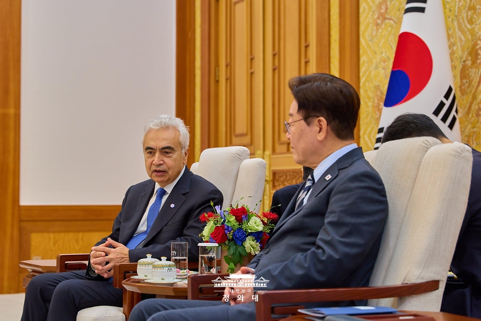 이재명 대통령이 9월 17일 청와대에서 파티 비롤 국제에너지기구(IEA) 사무총장을 접견하고 있다.